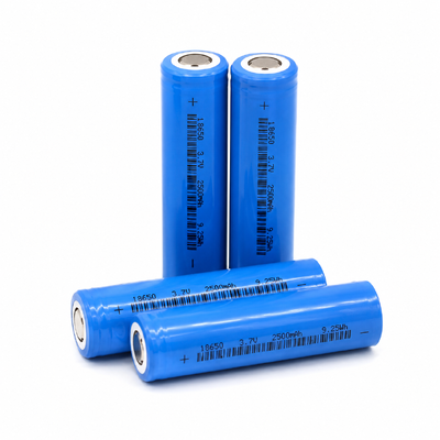 qualità Fornitura di fabbrica Yunfan 18650 Cella cilindrica al litio da 2500 mAh 3,7 V Carica 1C Scarica 1,5 C Cella al litio sfusa da 500 cicli per l'assemblaggio di apparecchiature elettriche fabbrica